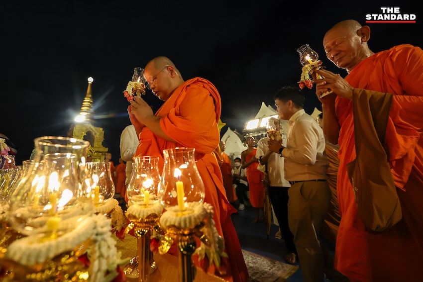 เวียนเทียนรอบพระบรมบรรพต ภูเขาทอง ร่วมบุญวันวิสาขบูชา