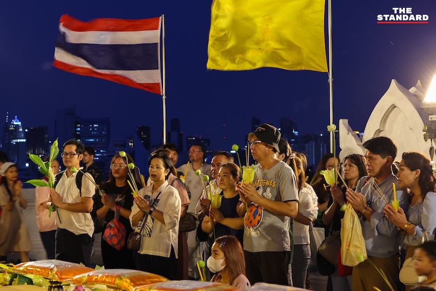 เวียนเทียนรอบพระบรมบรรพต ภูเขาทอง ร่วมบุญวันวิสาขบูชา