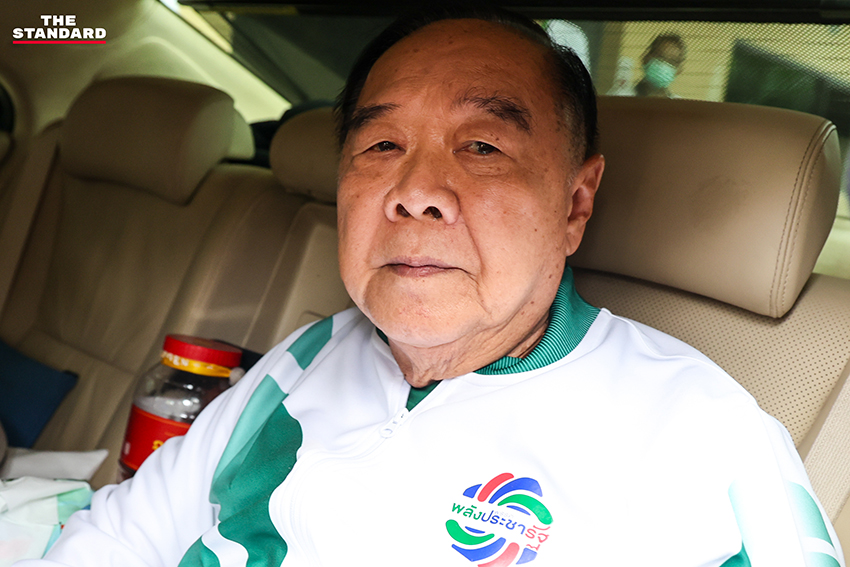 ประวิตรโชว์ฟิตหลังลื่นตกบันไดวัดโพธิ์ เตรียมเข้าสภาพิจารณางบ 69