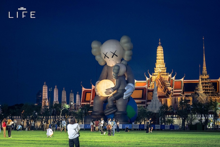 KAWS:HOLIDAY ที่สนามหลวง