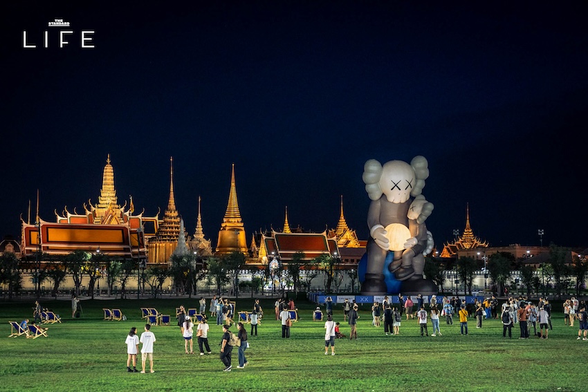 KAWS:HOLIDAY ที่สนามหลวง