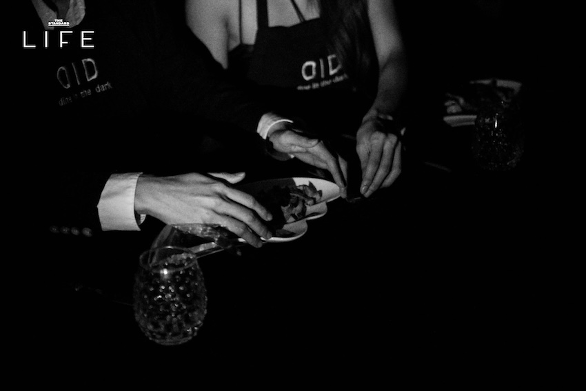 Dine in the Dark สัมผัสมื้ออาหารในความมืด เปิดมุมมองใหม่