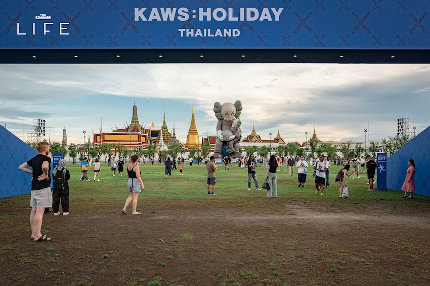 KAWS:HOLIDAY ที่สนามหลวง