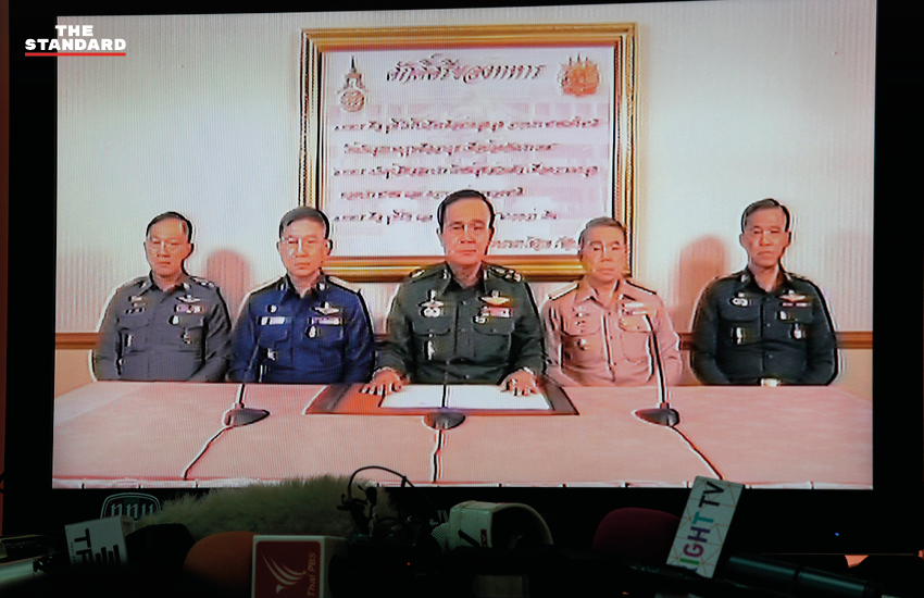 พล.อ. ประยุทธ์ จันทร์โอชา ผู้บัญชาการทหารบก ในฐานะ หัวหน้า คสช. ประกาศยึดอำนาจรัฐบาลเพื่อไทย 