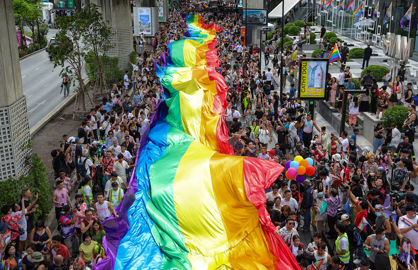 ทุกเพศทุกวัยทั้งไทยและเทศต่างฉลอง Pride Month อย่างชื่นมื่นที่ประเทศไทย 
