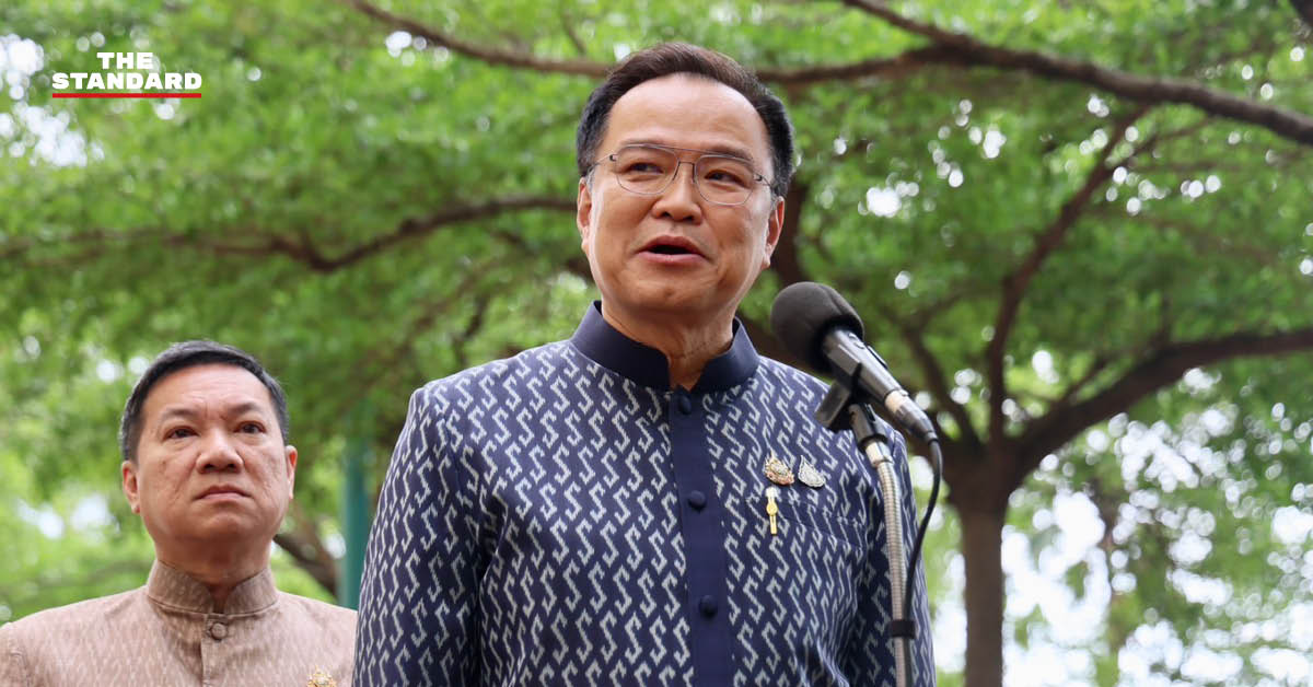 อนุทิน ชาญวีรกูล แถลงข่าวตอบคำถามสื่อมวลชน ยืนยันไม่มีวาระซ่อนเร้นหลังถูกชมจากทักษิณ ชินวัตร