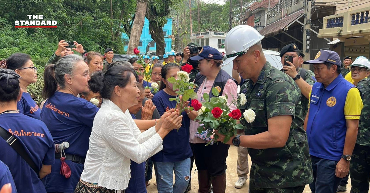 พล.อ. พนา แคล้วปลอดทุกข์ ตรวจพื้นที่โครงการป้องกันน้ำท่วมแม่สาย ประชาชนชูป้ายให้กำลังใจ