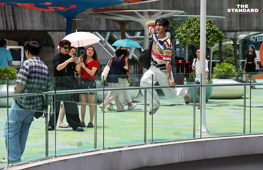 นักท่องเที่ยวถ่ายภาพกับป้าย Bangkok บนสกายวอล์กแยกปทุมวัน แม้จำนวนลดลงแต่ยังคงมีผู้มาเยี่ยมชมอย่างต่อเนื่อง