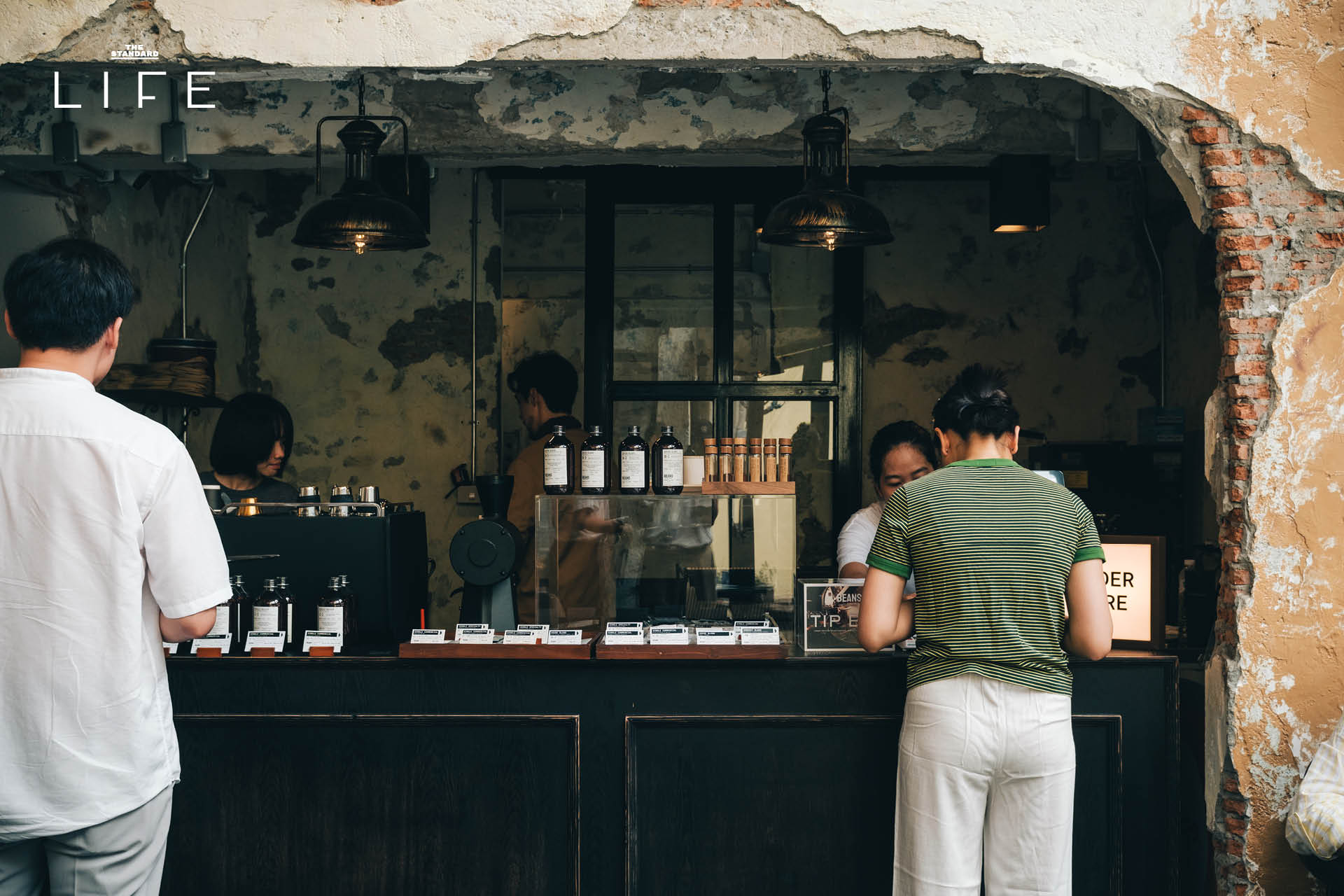 ร้าน BEANS Coffee Roaster สาขาทรงวาด คาเฟ่ตึกหัวมุมสไตล์คลาสสิก พร้อมเสิร์ฟกาแฟเบลนด์เฉพาะ “Songwat Blend”