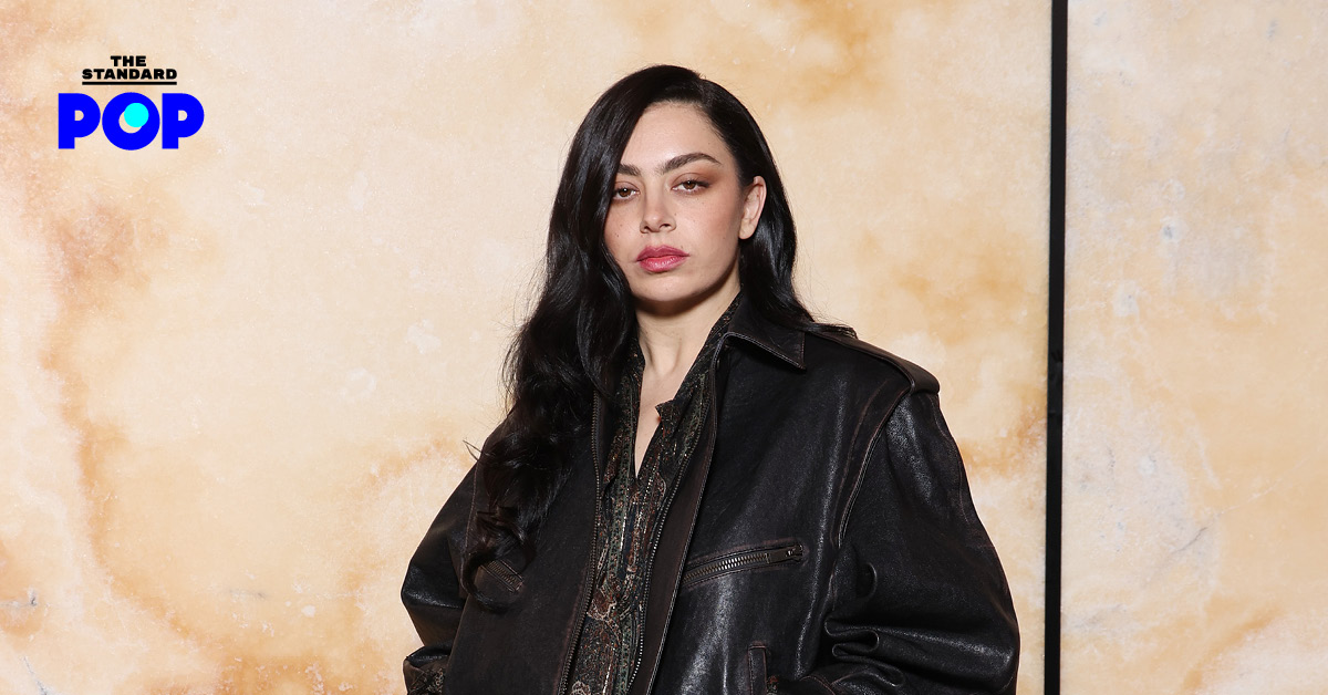 Charli xcx ในมิวสิกวิดีโอเพลง party 4 u ที่เผยอารมณ์และตัวตนผ่านการเดินทางและจุดไฟเผาบิลบอร์ดของตัวเอง