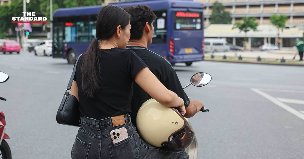 เจ้าหน้าที่ตำรวจจราจรตรวจสอบการสวมหมวกนิรภัยของผู้ขับขี่รถจักรยานยนต์ในวันเริ่มบังคับใช้กฎหมาย 1 มิถุนายน