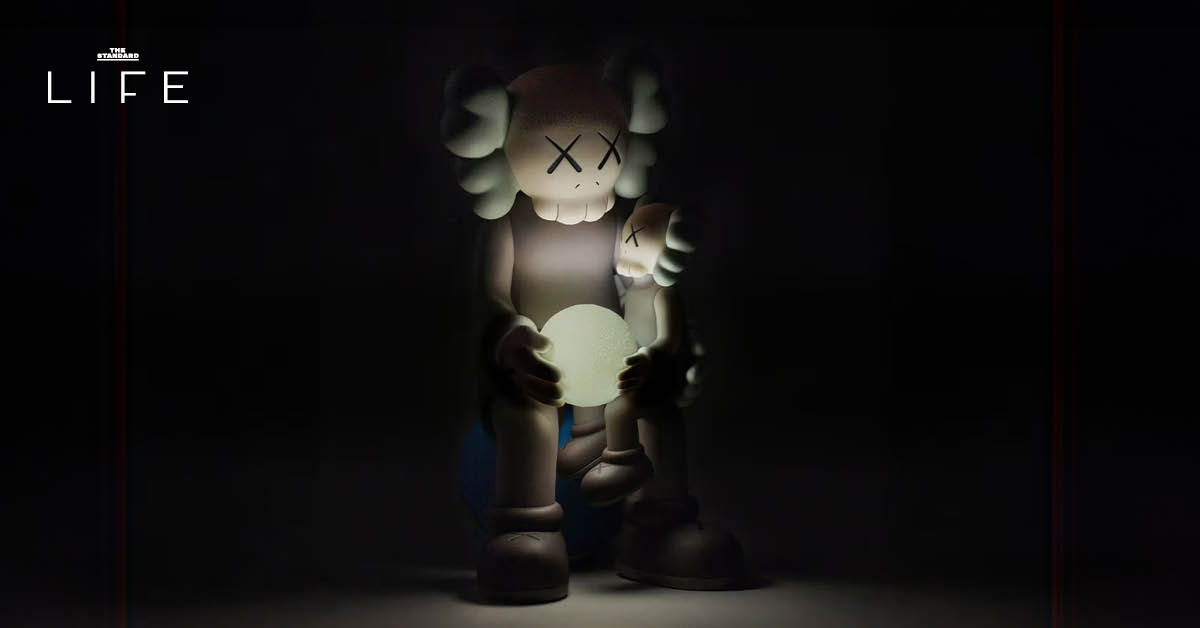 ฟิกเกอร์ COMPANION ลิมิเต็ดเอดิชัน KAWS Bangkok ขนาด 11 นิ้ว 3 สี นั่งบนโลกอุ้มดวงจันทร์