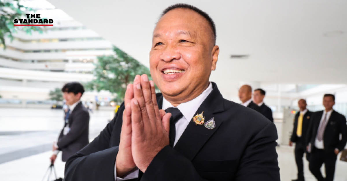 พล.อ. เกรียงไกร ศรีรักษ์ ขณะเดินเข้าสำนักงาน กกต.