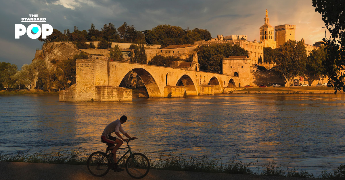 Palais des Papes ปราสาทสไตล์โกธิกในฝรั่งเศส สถานที่จัดแฟชั่นโชว์ Louis Vuitton Cruise 2026