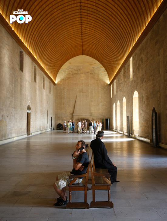 Palais des Papes ปราสาทสไตล์โกธิกในฝรั่งเศส สถานที่จัดแฟชั่นโชว์ Louis Vuitton Cruise 2026