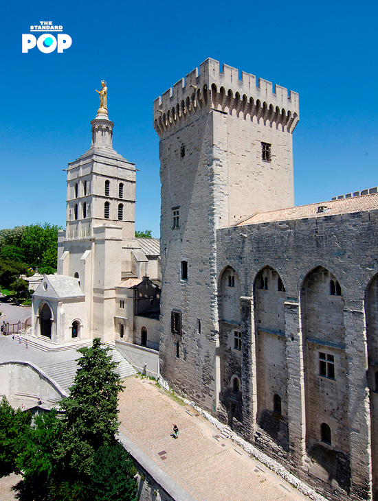 Palais des Papes ปราสาทสไตล์โกธิกในฝรั่งเศส สถานที่จัดแฟชั่นโชว์ Louis Vuitton Cruise 2026