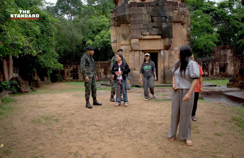 นักท่องเที่ยวเยี่ยมชมปราสาทตาเมือนธม จ.สุรินทร์