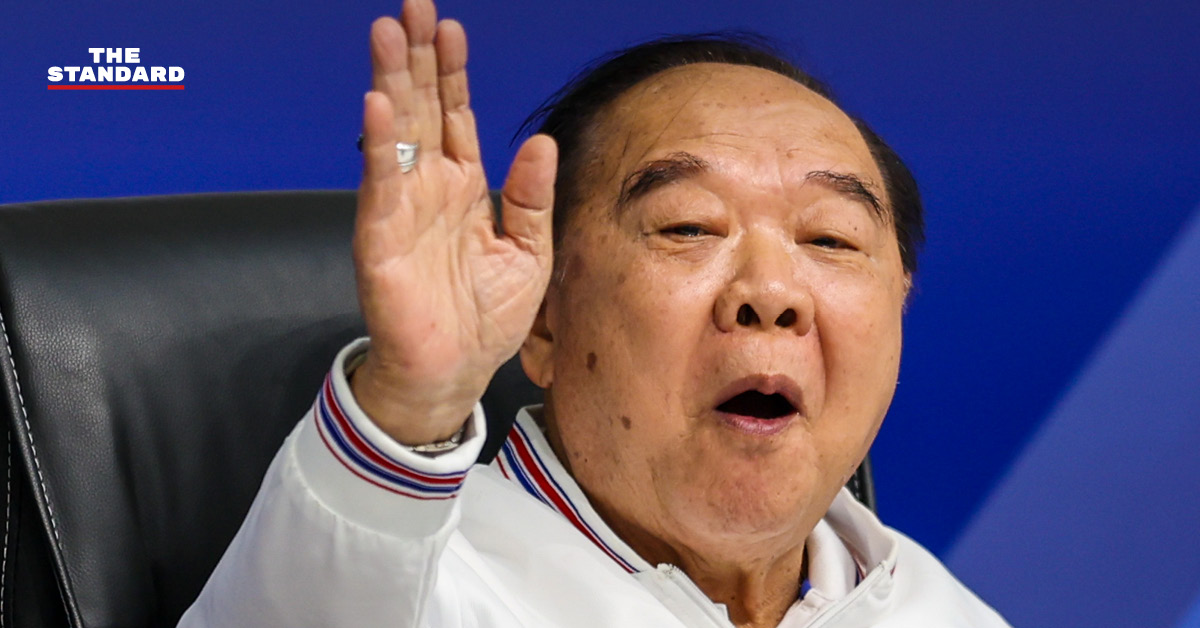 พล.อ. ประวิตร วงษ์สุวรรณ ขณะร่วมพิธีที่วัดโพธิ์ สวมชุดขาว