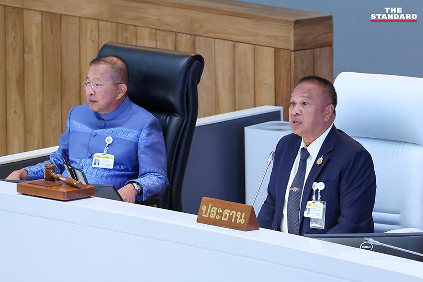 สมาชิกวุฒิสภาเสียงข้างน้อยเดินออกจากห้องประชุมวุฒิสภา ระหว่างการโหวตตั้งองค์กรอิสระ