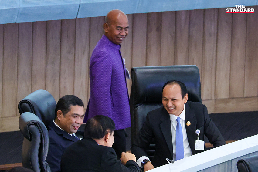 สมาชิกวุฒิสภาเสียงข้างน้อยเดินออกจากห้องประชุมวุฒิสภา ระหว่างการโหวตตั้งองค์กรอิสระ