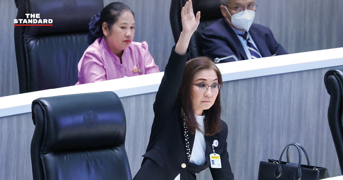 สมาชิกวุฒิสภาเสียงข้างน้อยเดินออกจากห้องประชุมวุฒิสภา ระหว่างการโหวตตั้งองค์กรอิสระ