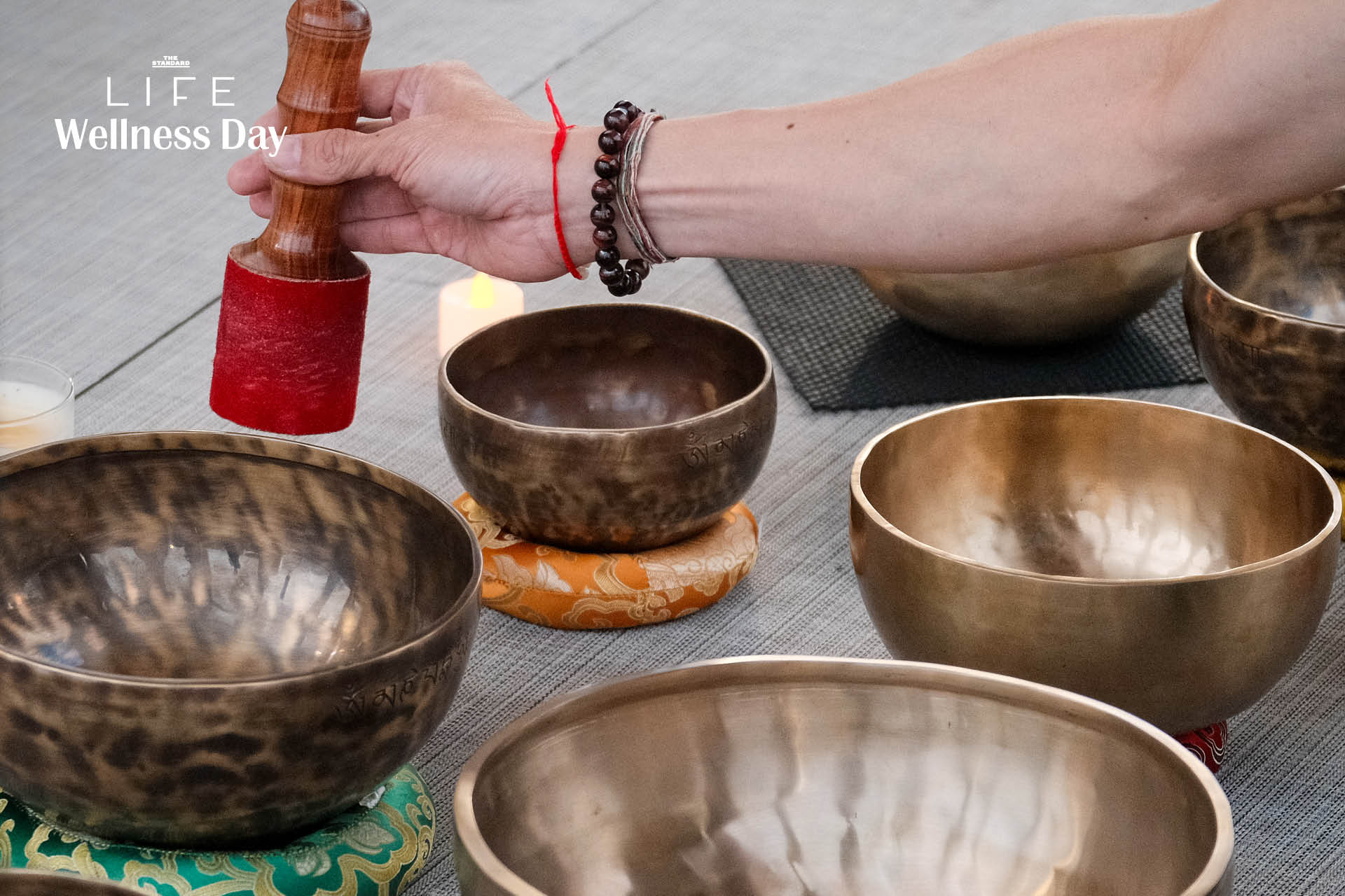 ผู้เข้าร่วมกิจกรรม Sound Healing นอนพักผ่อนท่ามกลางเสียงชามทิเบตและพลังงานบำบัด