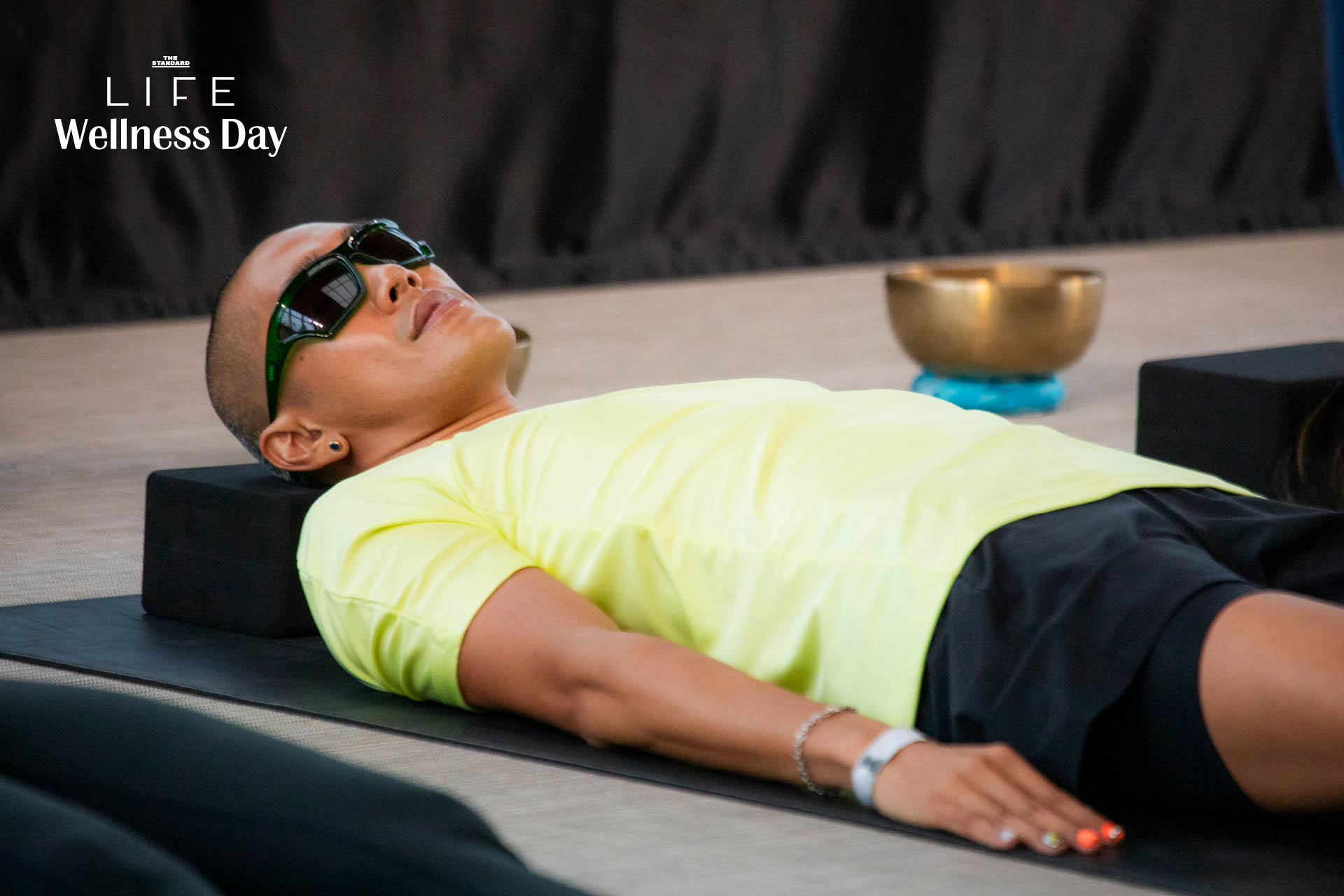 ผู้เข้าร่วมกิจกรรม Sound Healing นอนพักผ่อนท่ามกลางเสียงชามทิเบตและพลังงานบำบัด