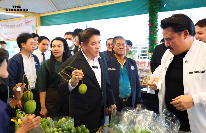 ธรรมนัส พรหมเผ่า เดินเยี่ยมชมผลไม้ในงานมหานครผลไม้ไทยภาคตะวันออกที่ อ.ต.ก.