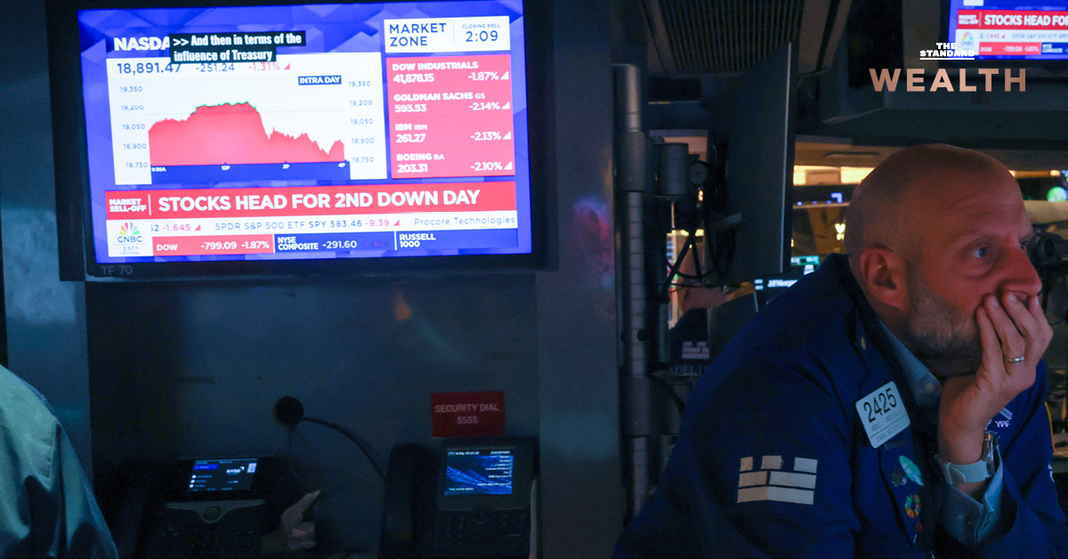 บรรยากาศการซื้อขายในตลาดหุ้นนิวยอร์กขณะ Dow Jones ร่วงกว่า 800 จุด จากความกังวลพันธบัตรและขาดดุล