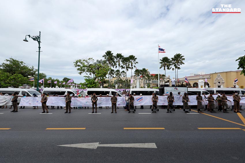 คปท. ชุมนุมสะพานชมัยมรุเชฐ เรียกร้องนายกลาออก