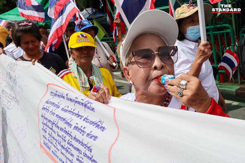 คปท. ชุมนุมสะพานชมัยมรุเชฐ เรียกร้องนายกลาออก