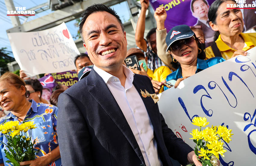มวลชนให้กำลังใจพีระพันธุ์หน้าพรรครวมไทยสร้างชาติ