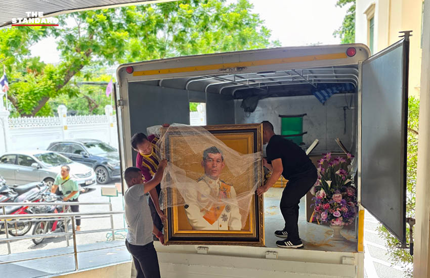 อนุทินขนของออกจากทำเนียบหลังถอนตัว