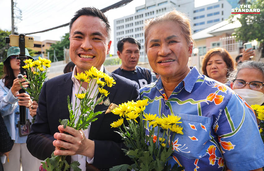 มวลชนให้กำลังใจพีระพันธุ์หน้าพรรครวมไทยสร้างชาติ
