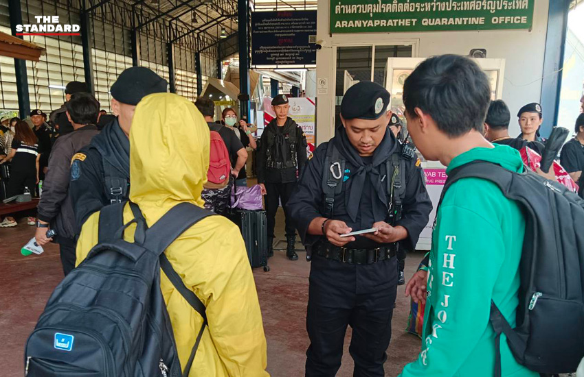 ชาวกัมพูชาเดินข้ามจุดผ่านแดนคลองลึกกลับประเทศ 24 มิ.ย. 2568 