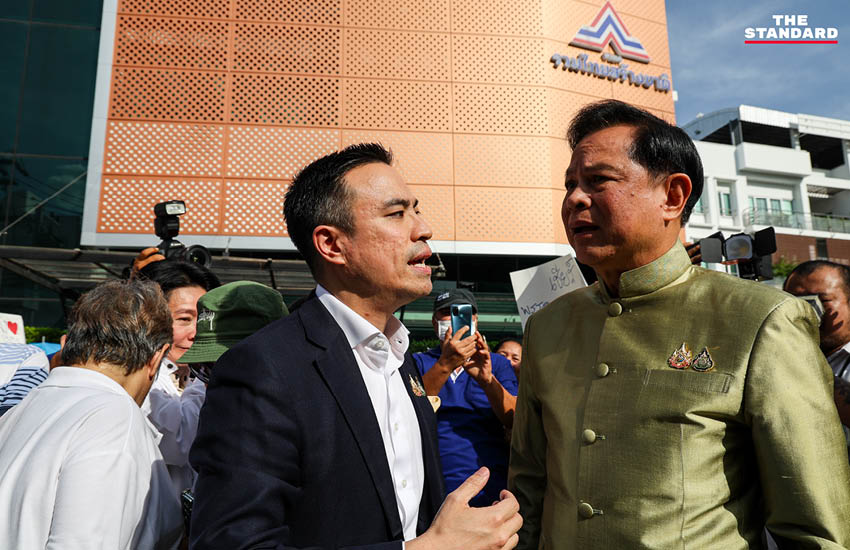 มวลชนให้กำลังใจพีระพันธุ์หน้าพรรครวมไทยสร้างชาติ