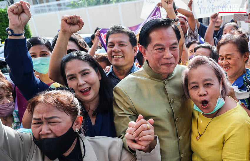 มวลชนให้กำลังใจพีระพันธุ์หน้าพรรครวมไทยสร้างชาติ