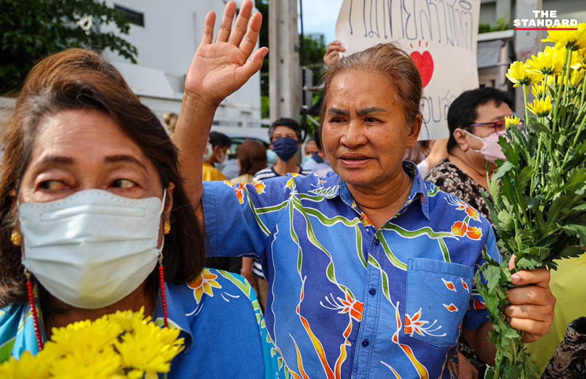 มวลชนให้กำลังใจพีระพันธุ์หน้าพรรครวมไทยสร้างชาติ