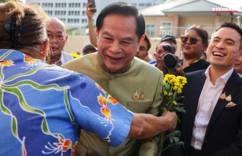 มวลชนให้กำลังใจพีระพันธุ์หน้าพรรครวมไทยสร้างชาติ