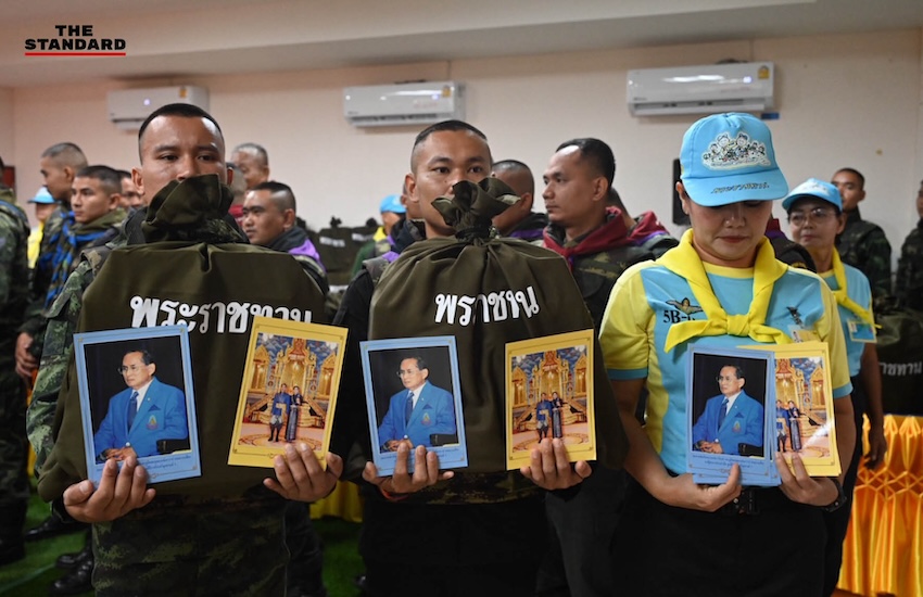 ในหลวงพระราชทานสิ่งของเป็นกำลังใจให้ทหารกองกำลังสุรนารี กองทัพภาคที่ 2
