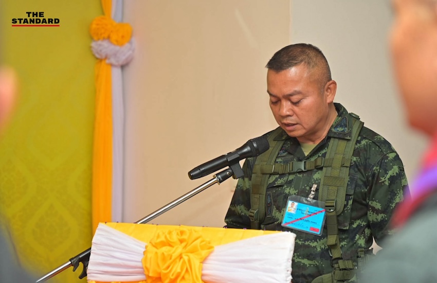 ในหลวงพระราชทานสิ่งของเป็นกำลังใจให้ทหารกองกำลังสุรนารี กองทัพภาคที่ 2
