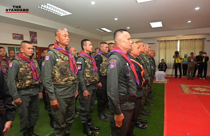 ในหลวงพระราชทานสิ่งของเป็นกำลังใจให้ทหารกองกำลังสุรนารี กองทัพภาคที่ 2