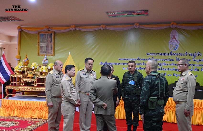 ในหลวงพระราชทานสิ่งของเป็นกำลังใจให้ทหารกองกำลังสุรนารี กองทัพภาคที่ 2