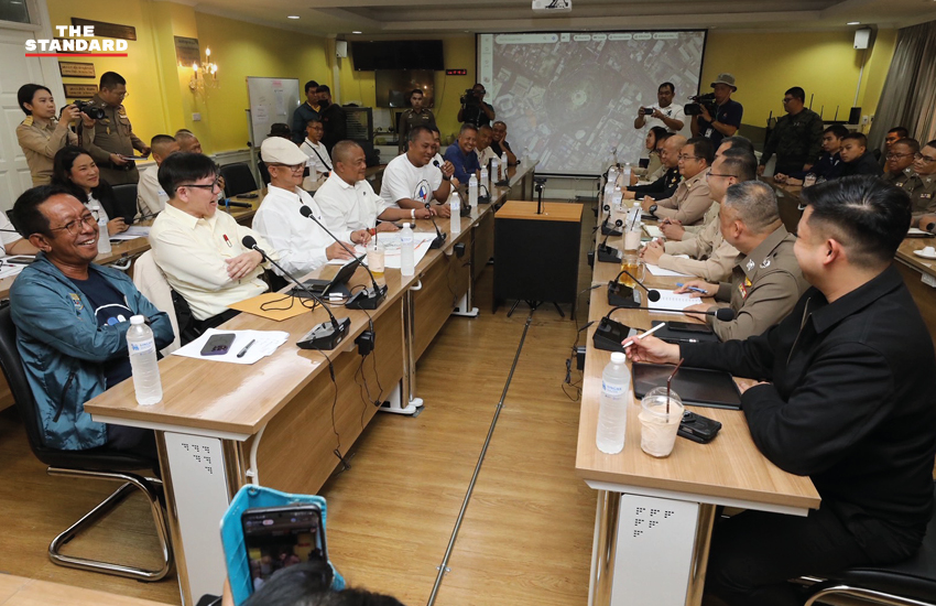 ภาพจตุพร พรหมพันธุ์ และ นิติธร ล้ำเหลือ ให้สัมภาษณ์สื่อ