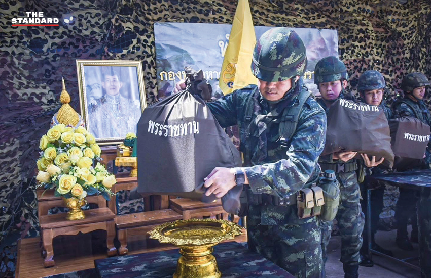 ในหลวงพระราชทานสิ่งของเป็นขวัญกำลังใจแก่เจ้าหน้าที่ทหารชายแดนไทย-กัมพูชา