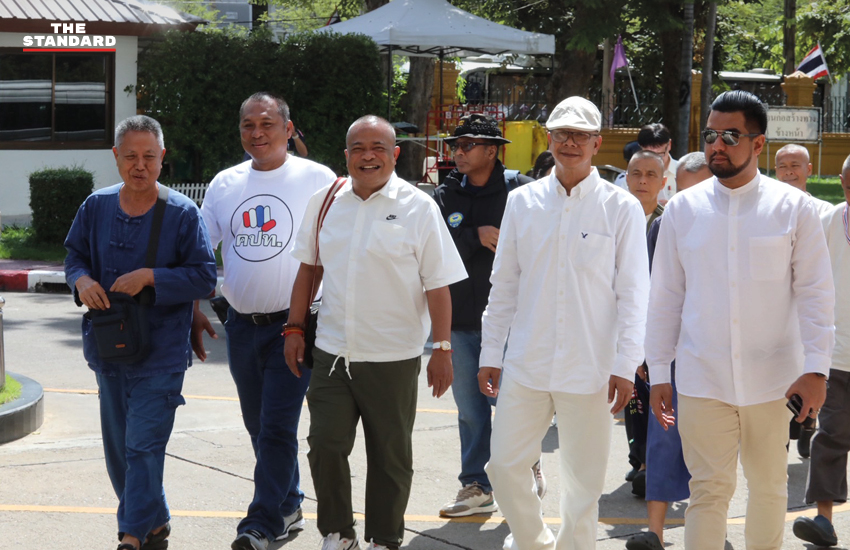 ภาพจตุพร พรหมพันธุ์ และ นิติธร ล้ำเหลือ ให้สัมภาษณ์สื่อ