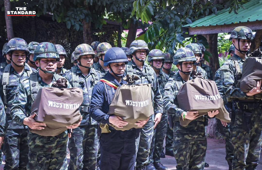 ในหลวงพระราชทานสิ่งของเป็นขวัญกำลังใจแก่เจ้าหน้าที่ทหารชายแดนไทย-กัมพูชา