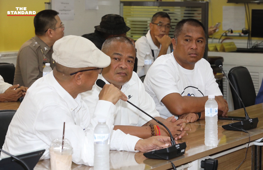 ภาพจตุพร พรหมพันธุ์ และ นิติธร ล้ำเหลือ ให้สัมภาษณ์สื่อ