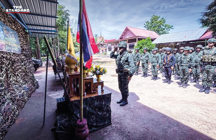 ในหลวงพระราชทานสิ่งของเป็นขวัญกำลังใจแก่เจ้าหน้าที่ทหารชายแดนไทย-กัมพูชา