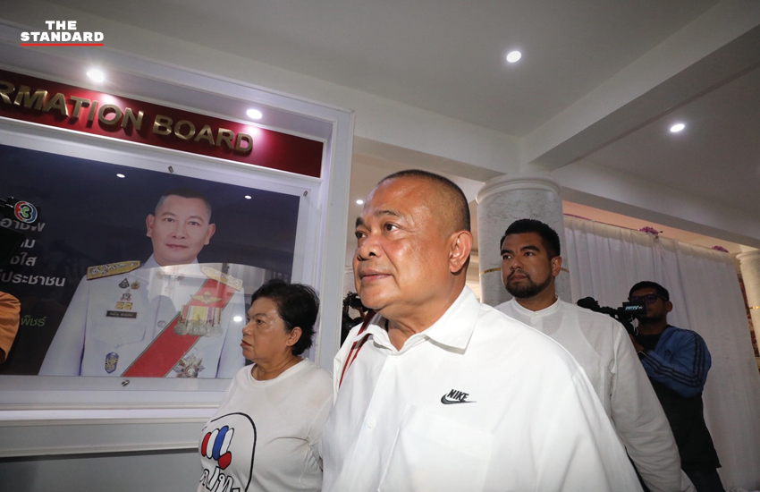 ภาพจตุพร พรหมพันธุ์ และ นิติธร ล้ำเหลือ ให้สัมภาษณ์สื่อ
